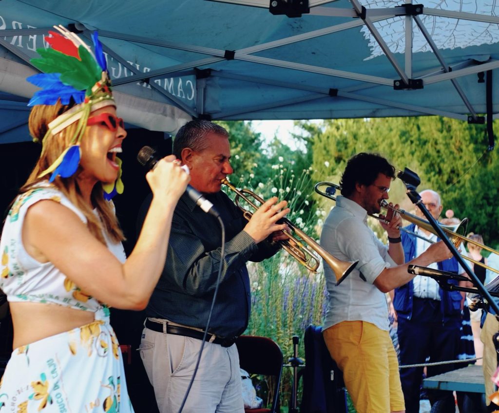 Female singer Caru Lins in front of a microphone